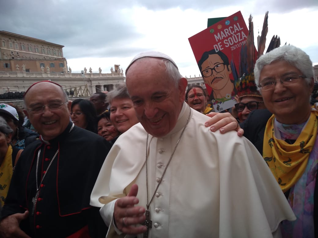Papa Francisco  sendo acompanhado até o Sínodo