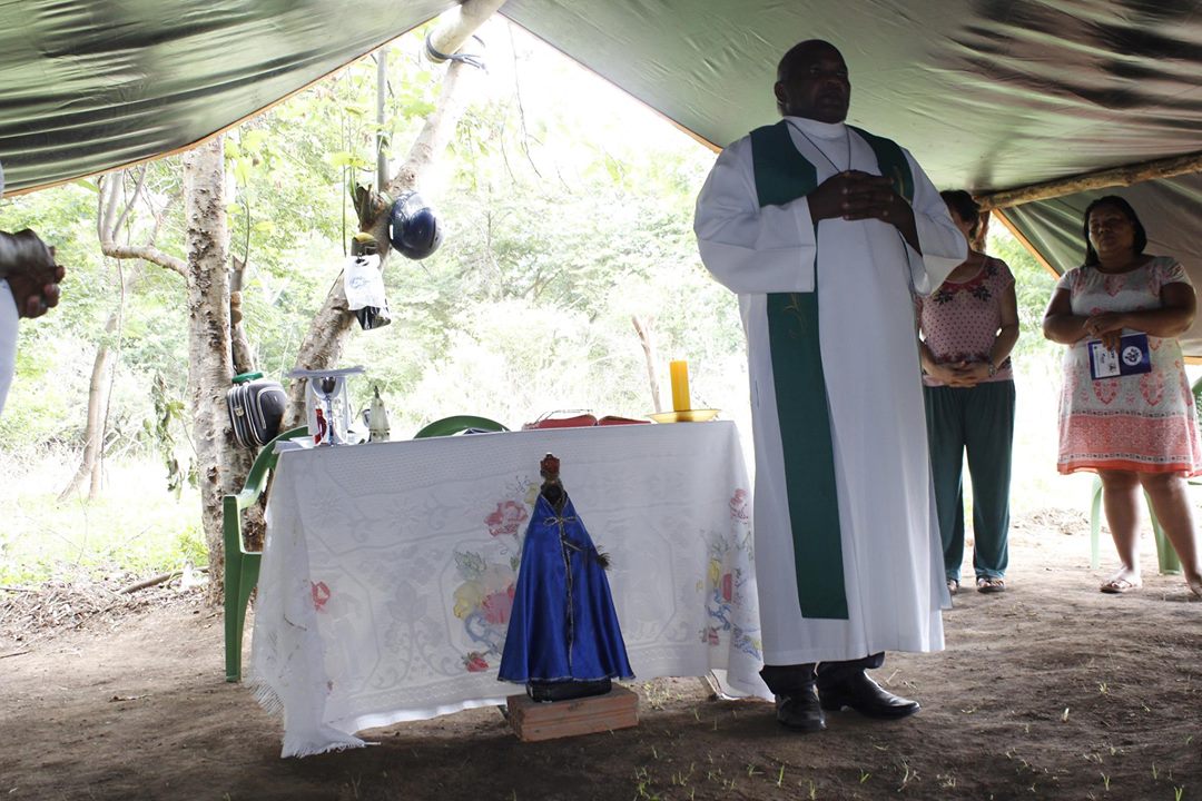 D. Valdeci celebra missa na comunidade de Canabrava (MG)
