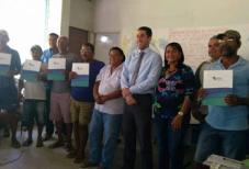 Pescadores recebem documento de Taus em Alagoas