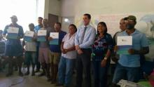 Pescadores recebem documento de Taus em Alagoas